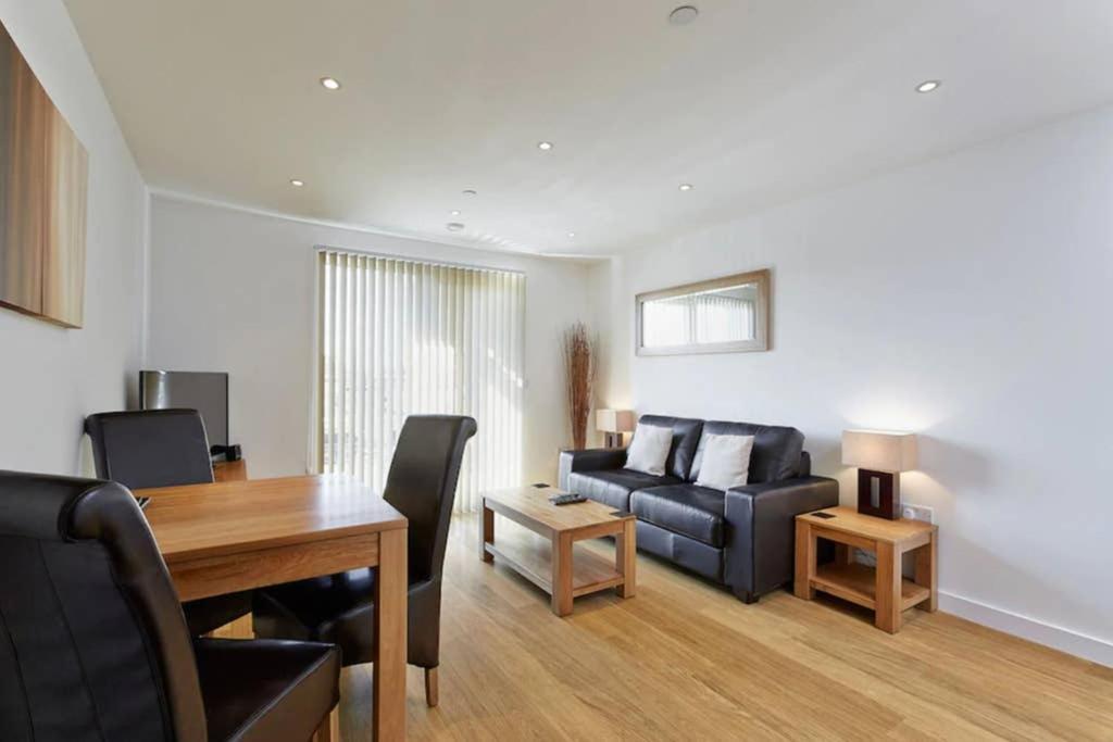 Modern Apartment At Slough Station, London In 18 Mins! ภายนอก รูปภาพ