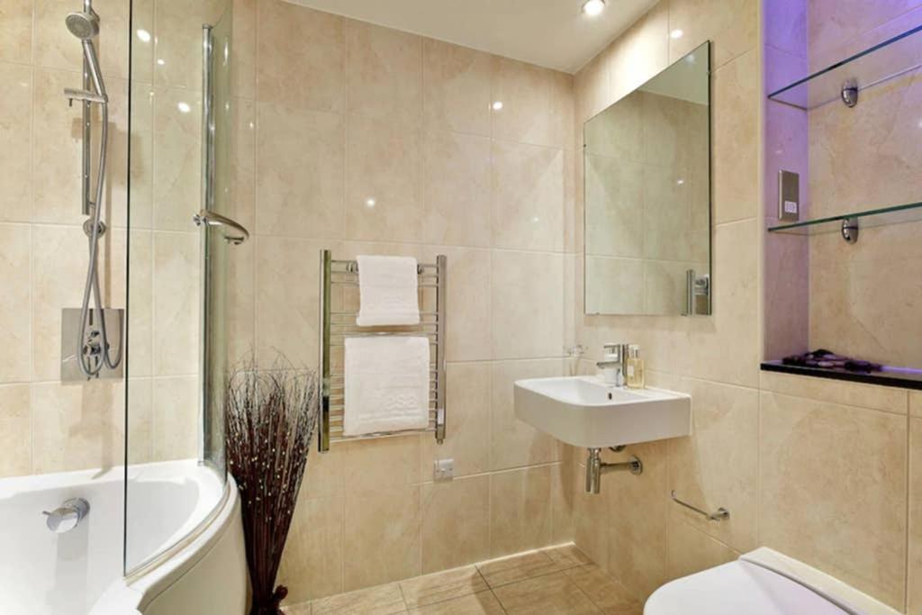 Modern Apartment At Slough Station, London In 18 Mins! ภายนอก รูปภาพ