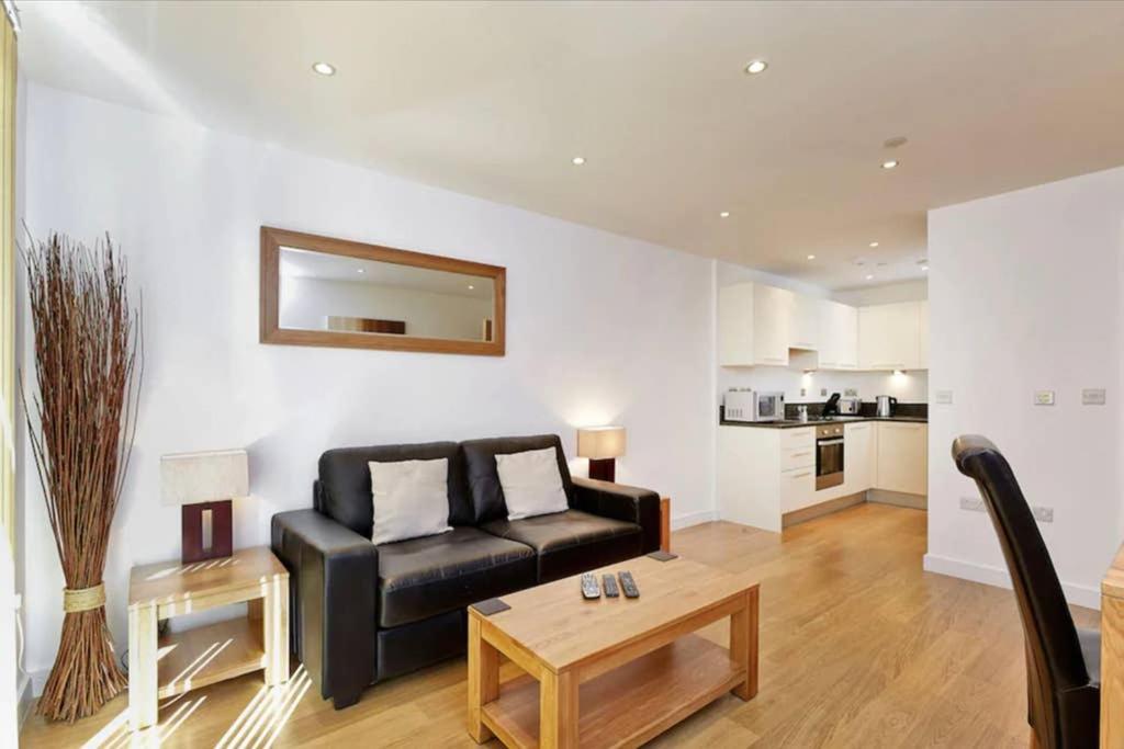 Modern Apartment At Slough Station, London In 18 Mins! ภายนอก รูปภาพ