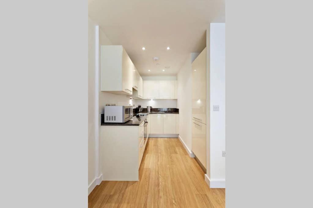 Modern Apartment At Slough Station, London In 18 Mins! ภายนอก รูปภาพ